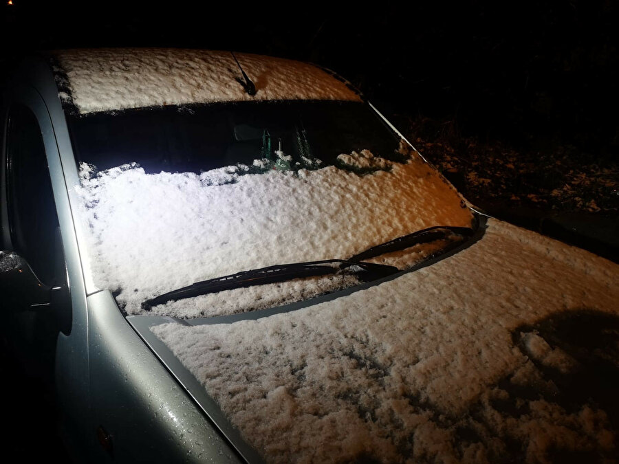 İstanbul'da etkili olan kar yağışından arabanın üzeri 