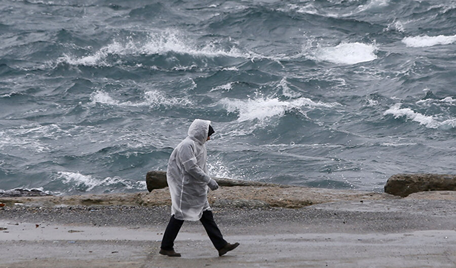 İstanbul'da, kuzey yönünden aralıklarla fırtına şeklinde esen rüzgar etkili oldu.
