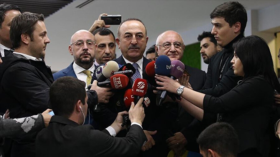 Bakan Mevlüt Çavuşoğlu gazetecilere açıklamalarda bulunurken