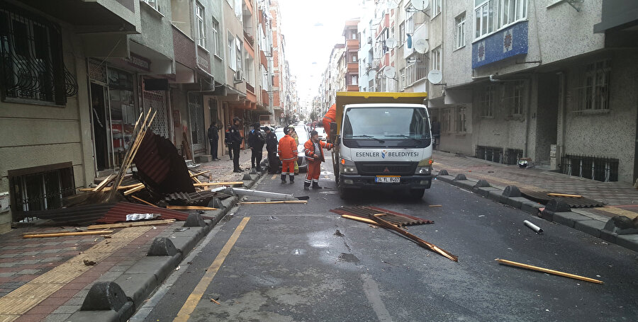 İstanbul'da fırtına hasara yol açtı.