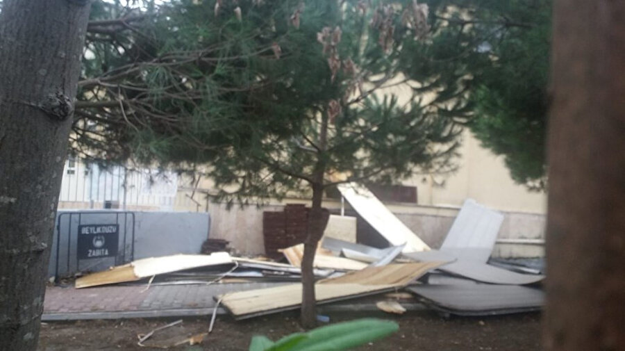 Beylikdüzü'ndeki Büyükşehir İlkokulu'nun bahçeye uçan çatısı