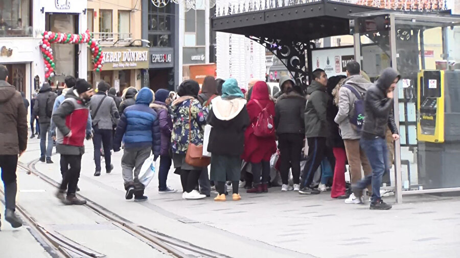 Taksim'de fırtınadan etkilenen vatandaşlar