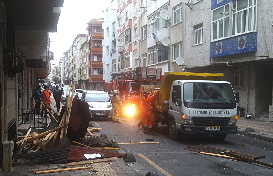 Esenler'de bir binanın çatısından düşen çatı malzemeleri 