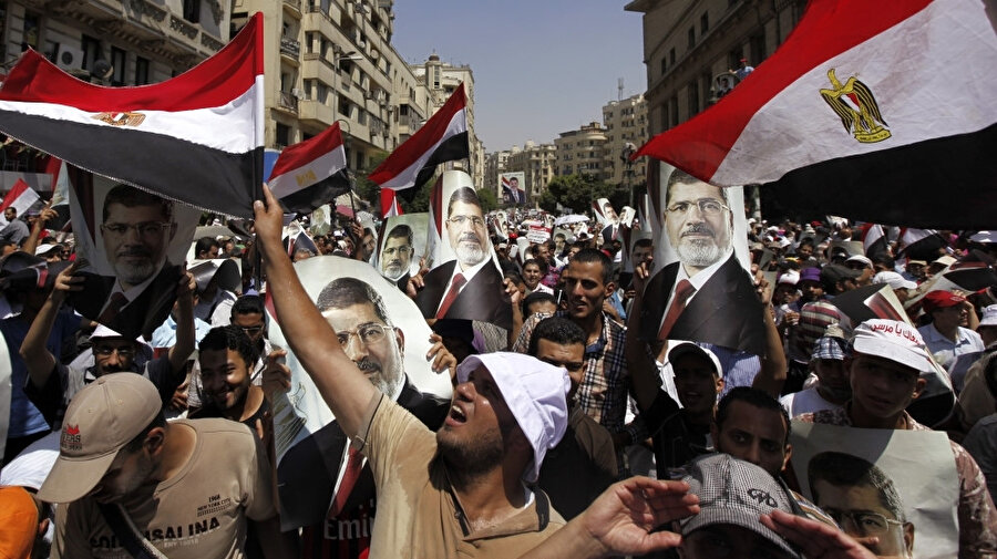 Ellerinde Muhammed Mursi posterleriyle Müslüman Kardeşler Teşkilatı (İhvan) destekçileri.
