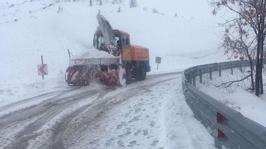 Elazığ'da ulaşım sağlanamayan köyler için yol açma çalışmaları devam ediyor. 