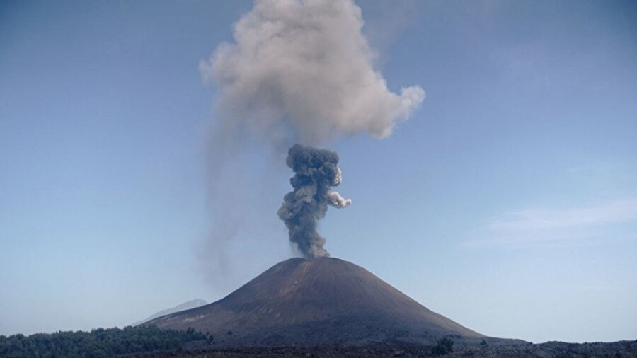 Endonezya'da Anak Krakatau Yanardağı patladı.