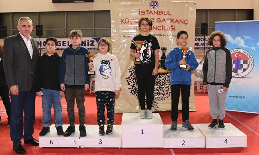 12 yaş kızlar kategorisindeki ödülleri Bahçelievler Belediyesi Meclis Üyesi Onur Akay takdim etti.