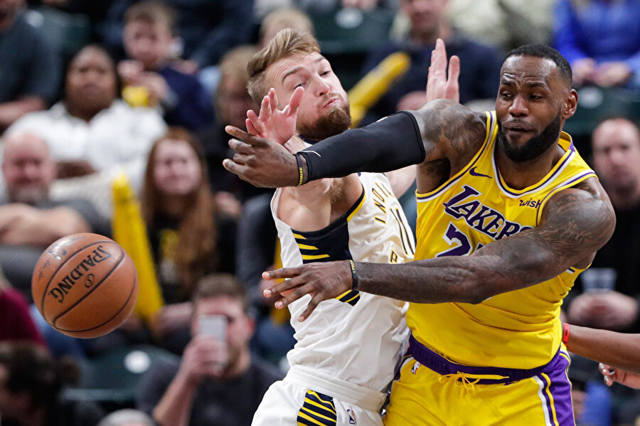 LeBron James bu sezon 10.8 asist ortalamasıyla oynadı.