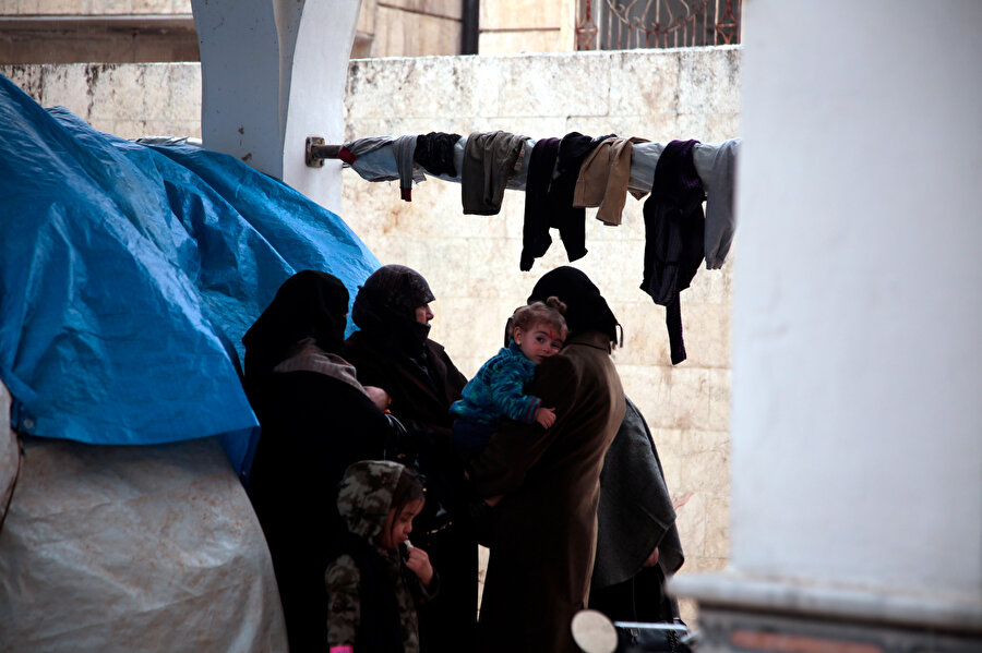 Yaşam mücadelesi veren İdliblilerin caminin bahçesine astıkları çamaşırları.