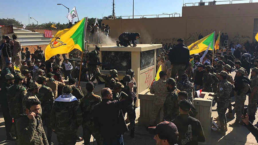 ABD'nin Bağdat Büyükelçiliği önünde toplanan Iraklı protestocular