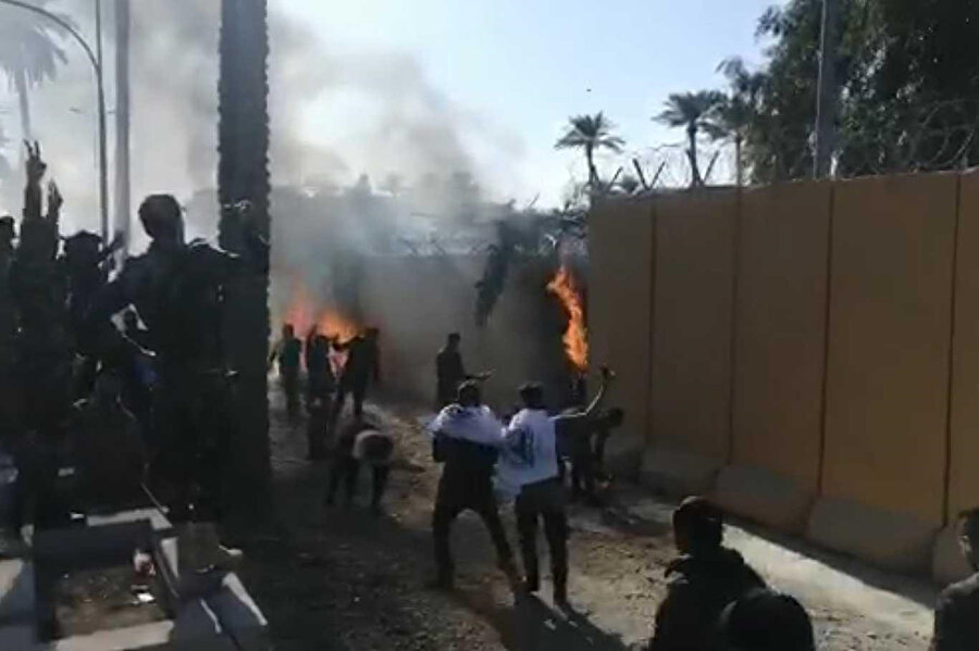 Protestocuların elçilik binasının duvarını ateşe verdiği anlar
