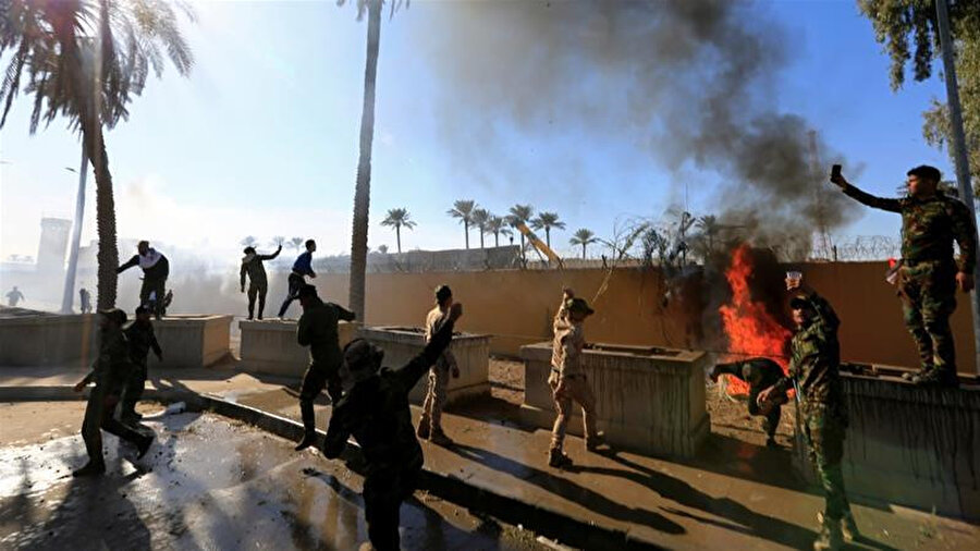Şii milis gücü Haşdi Şabi yanlısı protestocular, ABD'nin Bağdat Büyükelçiliği binasının duvarlarını ateşe verdi.