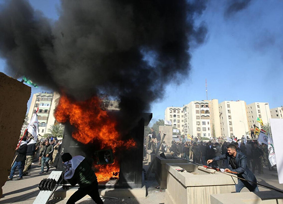 Protestocular, Irak'ın başkenti Bağdat'taki ABD büyükelçiliği binasının önünde nöbetçi kulübesini ateşe verdi.