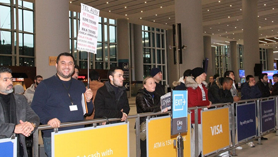 Pankartla yolcu bekleyenler- Arşiv