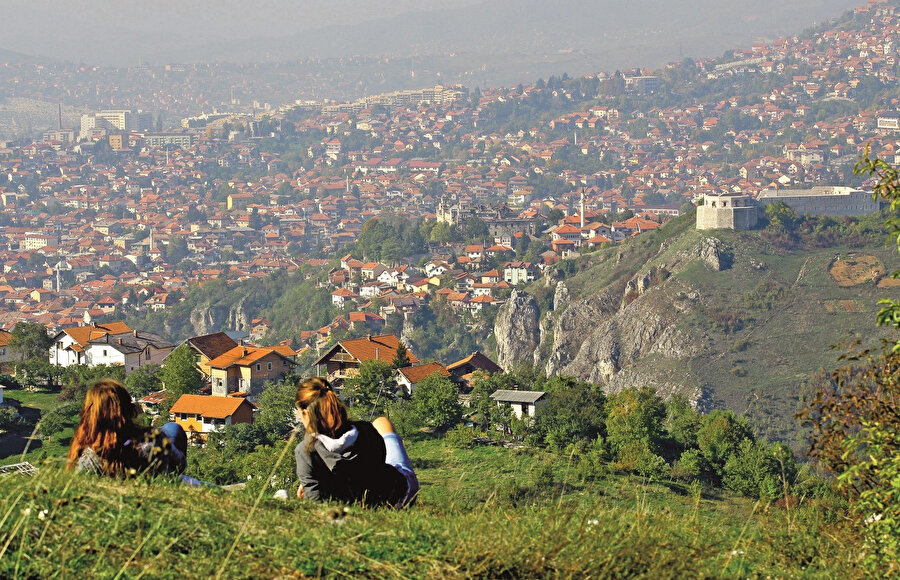Bulgaristan ve Bosna Hersek'de ki gençlerin bir çoğu domuz eti ve alkol tüketmek, günlük hayatlarının bir parçası oluyor, sıradanlaşıyor. Oysa bu gençlerin ataları, dini ve millî değerleri için hayatlarını ortaya koymuşlardı. 