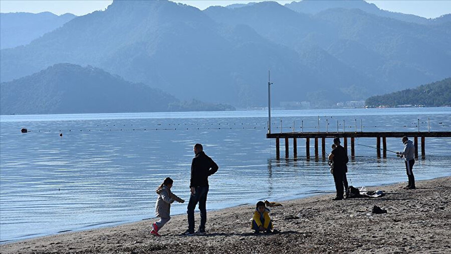  deniz suyu sıcaklığının 19 derece olarak ölçüldüğü Antalya'da vatandaşlar sahilleri doldurdu. 