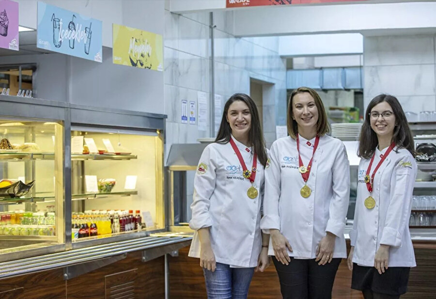 Güney Kore'deki yemek yarışmasına katılan Türk kadın şefler 10 altın madalya kazandı. 