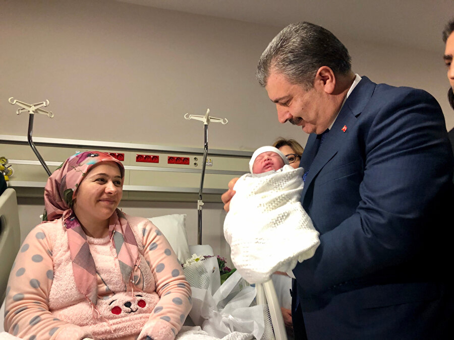 Anne Hatice Açıkel ve Sağlık Bakanı Fahrettin Koca kucağında 2020'nin ilk bebeği Gökhan