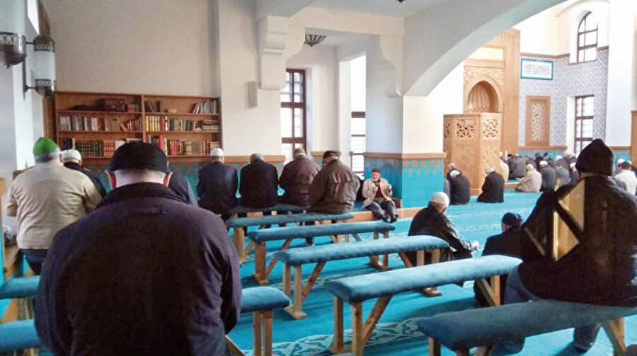 Camileri kiliseye çeviren bu özel bölümler camilerden kaldırılacak. Diyanet’in bu yerinde adımı toplum tarafından takdirle karşılandı.