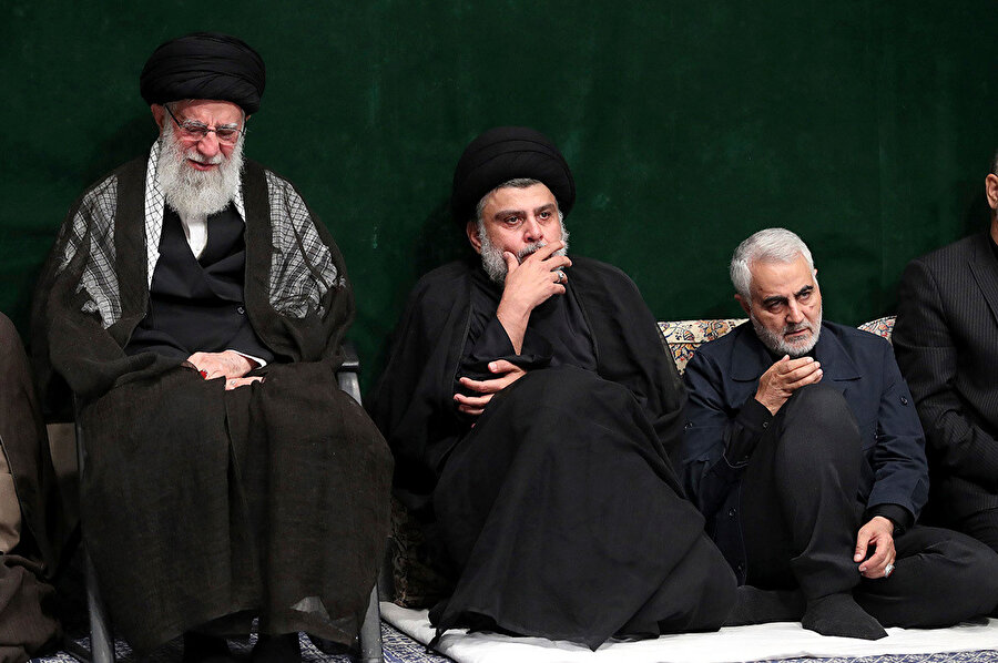 Süleymani (Sağda), dini lider Ayetullah Ali Hamaney (Solda) ile birlikte görünüyor.