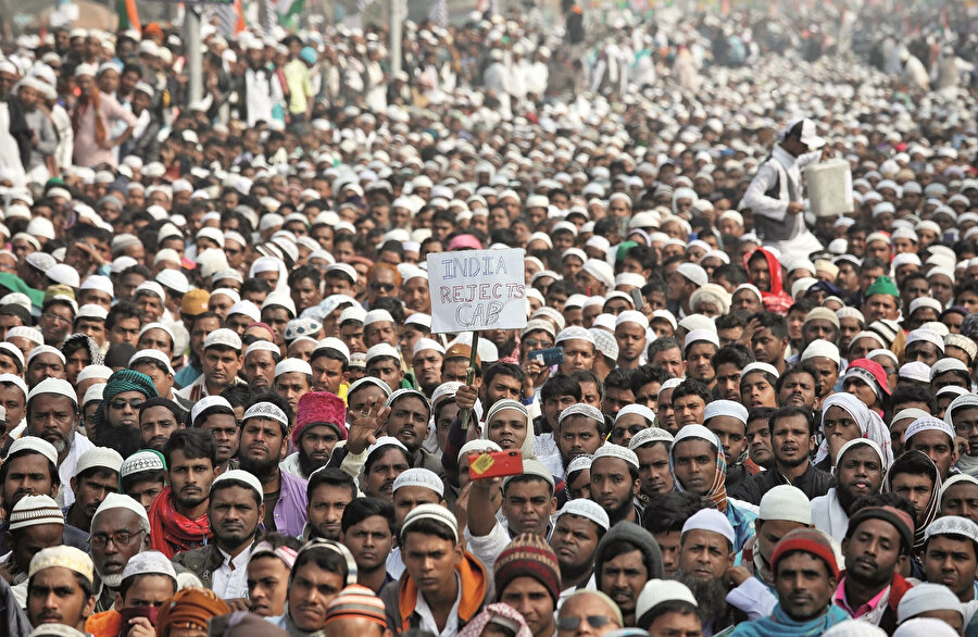 Hindistan'daki müslümanlar meydanlarda Başbakan Narendra Modi'yi protesto gösterileri düzenledi...