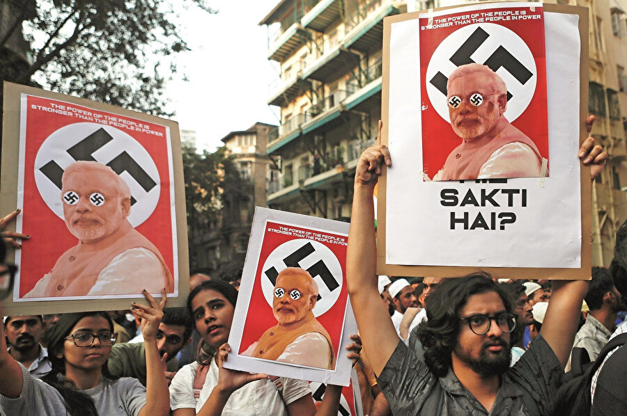 Başbakan Modi'yi, Hitler'e benzettiler...