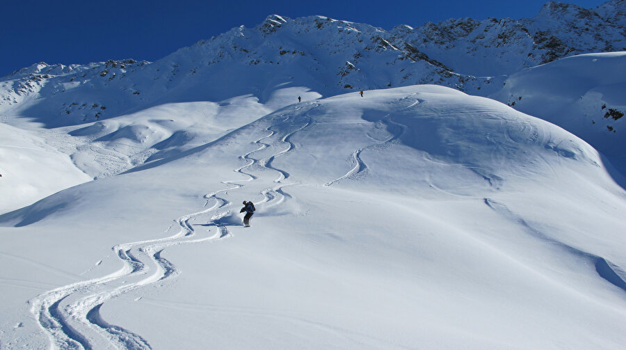 Kimileri sadece kayak yapmak, kimileri ise burjuva gibi görünmek için karlı dağlara çıkar.