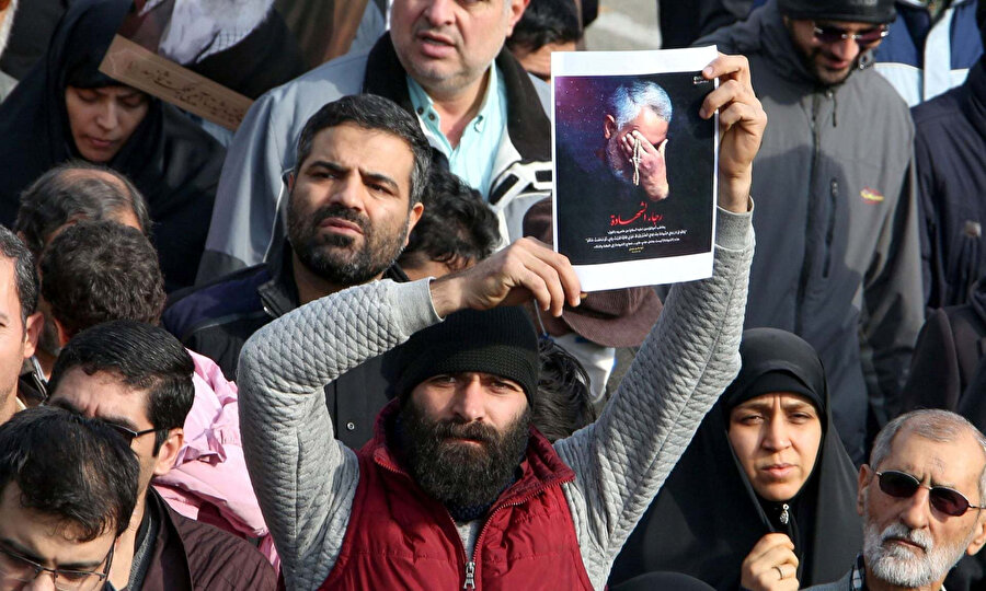 İran'da Cuma namazı sonrası toplanan göstericiler İranlı Komutan Kasım Süleymani'nin posterlerini taşıdı.