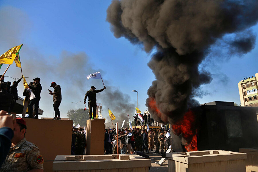 Irak'ta ABD Büyükelçiliği önünde toplanan Şii milis gücü Haşdi Şabi yanlısı protestocular, elçiliğin kapısını kırarak içeri girdi.