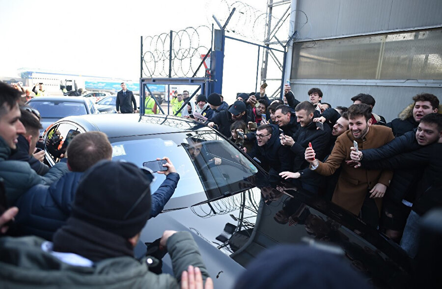 Milan taraftarları Zlatan için kulüp binasında uzun süre beklediler.