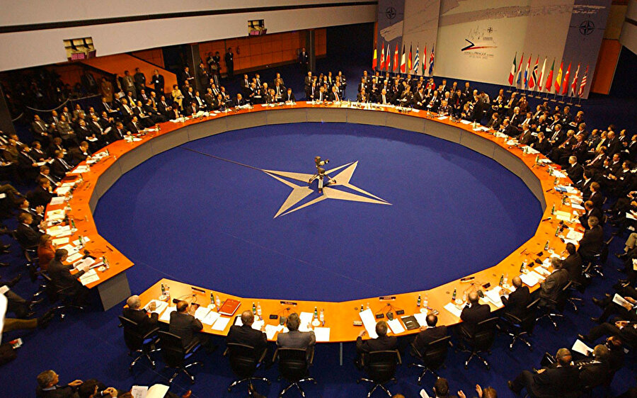 NATO, Irak'taki eğitim misyonunun faaliyetlerini askıya aldı.
