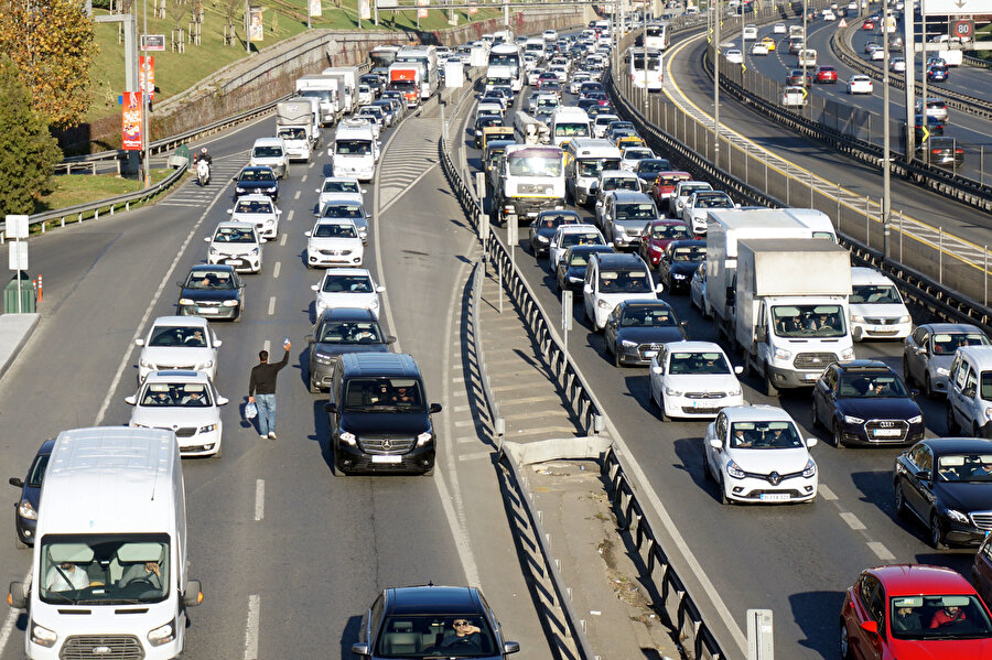 İstanbul trafiğinde seyyar satıcılık yapanlar- DHA