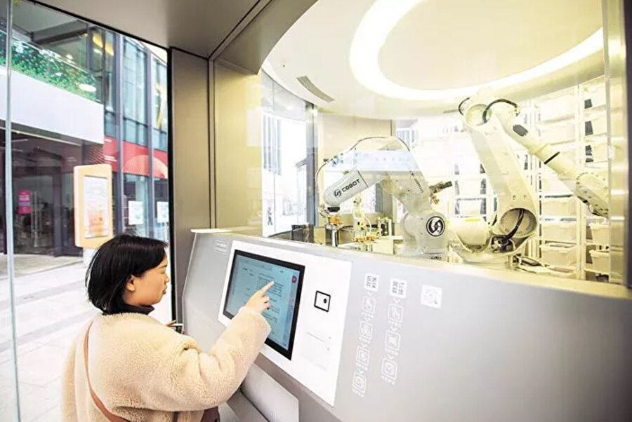 Huawei'nin bu mağazasında yalnızca üç adet kola sahip bir robot görev yapıyor. 