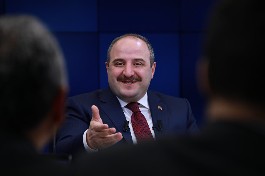 Bakan Varank AA Editör masasında konuşurken