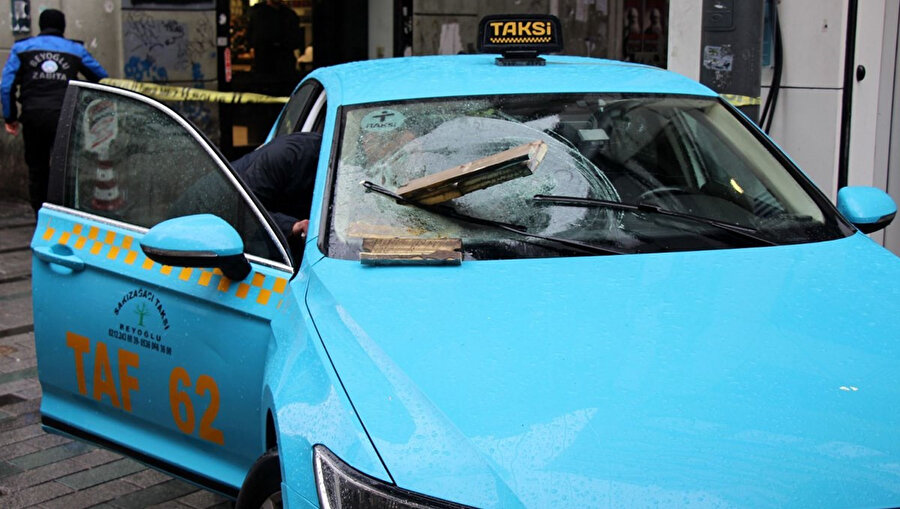 İstanbul'da fırtına birçok binaya ve araca zarar verdi