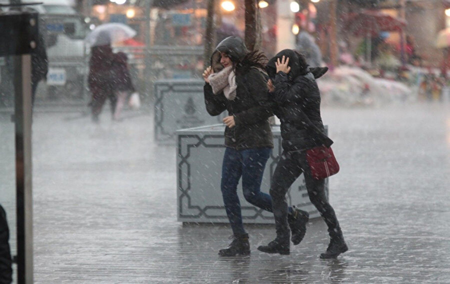 Meteorolojiden fırtına ve sağanak yağış uyarısı geldi.