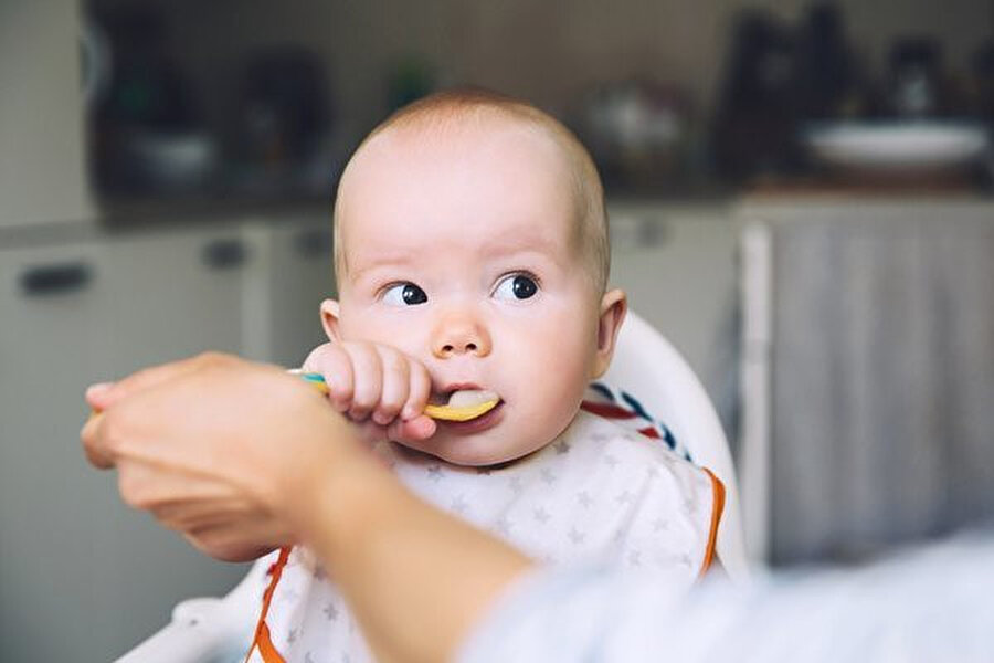 Sadece ve sürekli püre kıvamında verilen gıdalar bebeğin gelişimini olumsuz anlamda etkiliyor. 