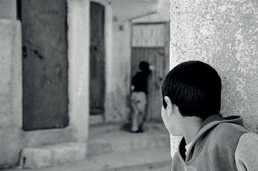 İnsanın gerçeklik ile olan bu tuhaf ilişkisinde kilit taşı dildir.