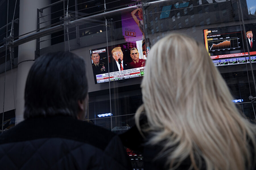 Ekrandaki Trump'ı izleyen insanlar- Reuters