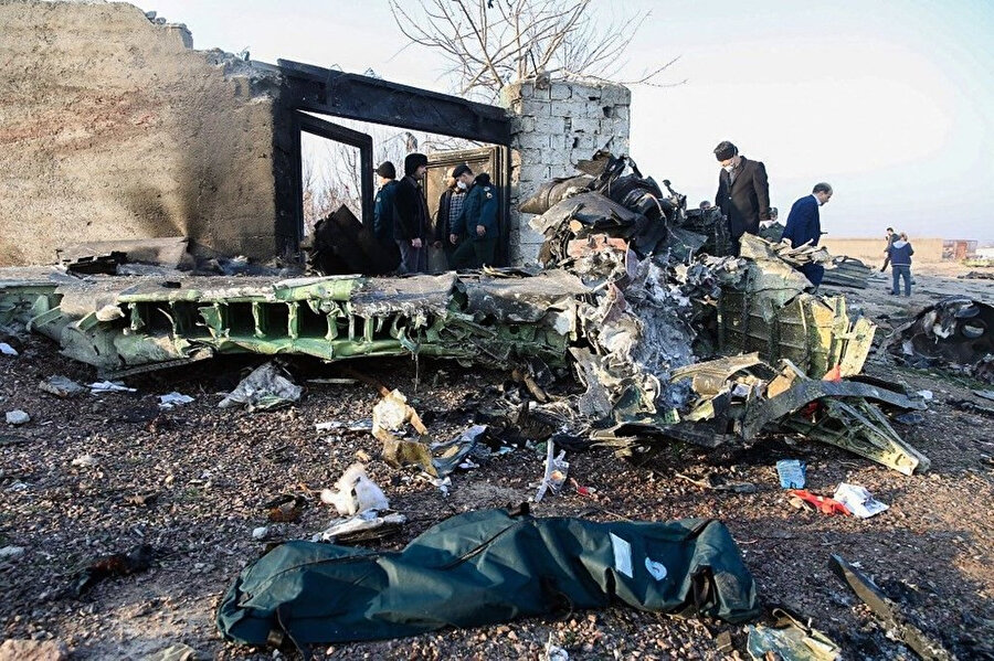 İran'da düşen Ukrayna Havayolları'na ait Boeing 737 tipi yolcu uçağının enkazı