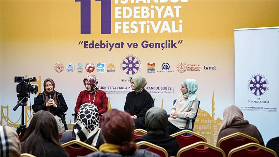 Kızlarağası Medresesi'nde Naime Erkovan'ın moderatörlüğünde gerçekleşen oturuma katılan yazarlar ilk kitaplarını ve yazma ilgilerinin nasıl ortaya çıktığını anlattı.