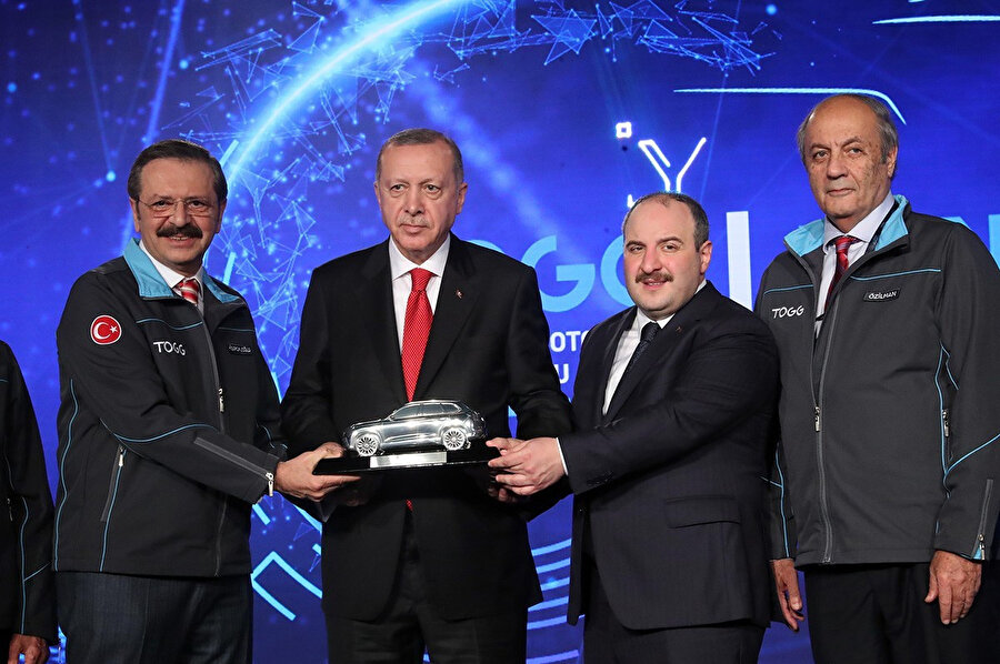 Türkiye Odalar ve Borsalar Birliği (TOBB) Başkanı ve Türkiye'nin Otomobili Girişim Grubu (TOGG) Yönetim Kurulu Başkanı M. Rifat Hisarcıklıoğlu, Türkiye'nin Otomobili'nin 2020'de ülkenin en önemli küresel markalarından biri olacağını belirterek, "Marka lansmanımızı gerçekleştireceğiz. 2021'de fabrikamızı tamamlayıp, açılışını yapacağız. 2022'de de inşallah ilk aracımız banttan çıkmış olacak." dedi.