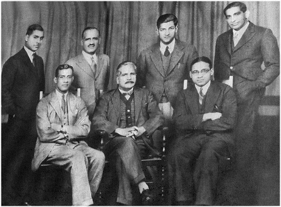 Rahmet Ali, (sandalyede en solda oturan) ve Muhammed İkbal (ortada) bir grup genç aktivistle birlikte, İngiltere, 1932. 