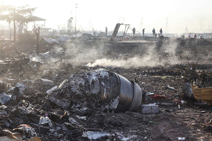 Kiev'e gitmek üzere Tahran Uluslararası Havalimanı'ndan havalanan Boeing 737 tipi yolcu uçağı, kalkıştan kısa süre sonra düşmüştü.