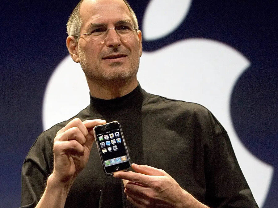 Steve Jobs, ilk iPhone etkinliğinde de kendine has bir sunum sergilemişti.