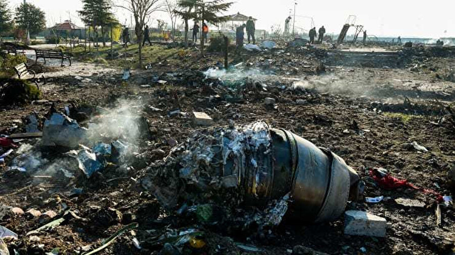 Düşen Ukrayna uçağının etrafa dağılan parçaları.