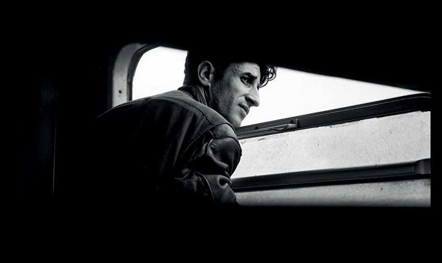 Eline şiirler geçiyordu, onları da neresinden başlayıp da nasıl tutacağını bilemeden engin çöllerde kumlara savuruyordu.