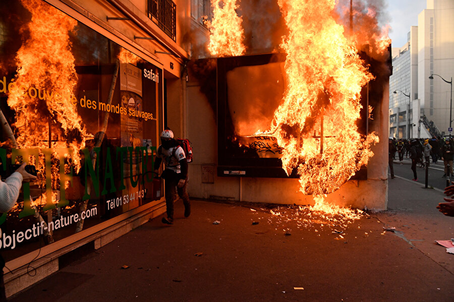 Fransa'da protestocular ortalığı ateşe verirken