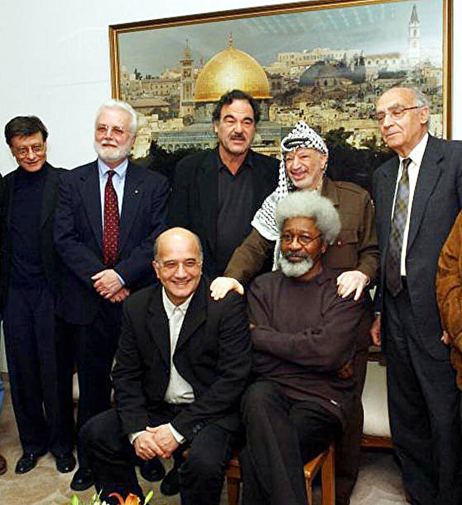 Yasar Arafat’ın tüm ısrarlarına rağmen kendisini gündelik siyasetin kargaşasından uzak tutmaya çalışan Derviş, Filistin Kurtuluş Örgütü’nün Yürütme Kurulu’na da gıyaben seçilmişti. 