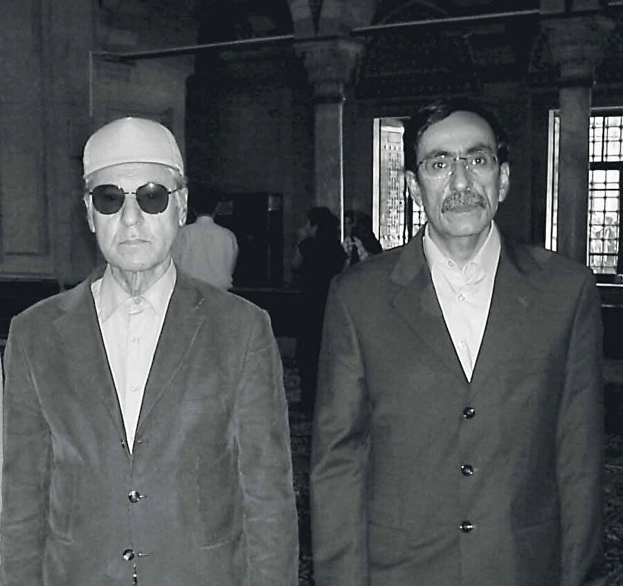 Aşk kelimesinden hoşlanmayanlar onun yerine “bağlanma”, katıksız bir “iman” ve “teslimiyet” kelimelerinden birini kullandığımızı varsayabilirler.